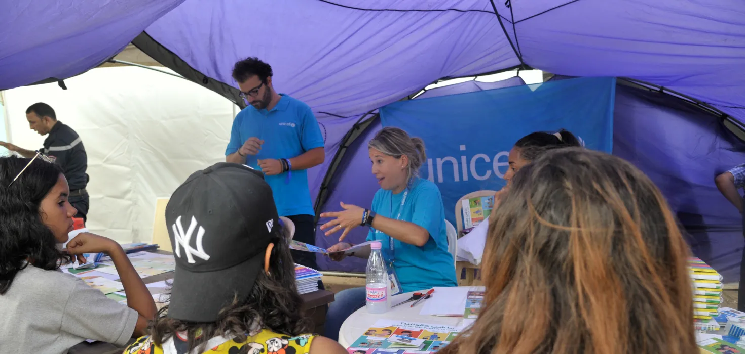 une bénévole de l'Unicef anime un atelier pour les Scouts