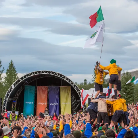 15e Moot Scout Mondial en Islande, 2017, des Scouts portugais portent un drapeau.