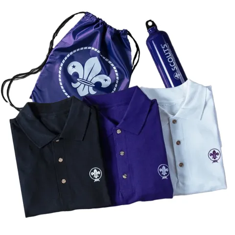 polos, bouteille d'eau et sac portant la marque scoute