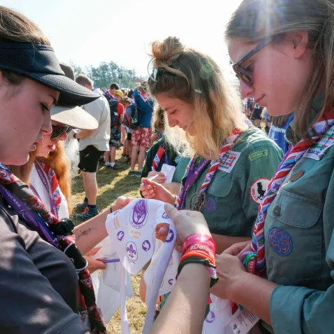 scouts signing scarf